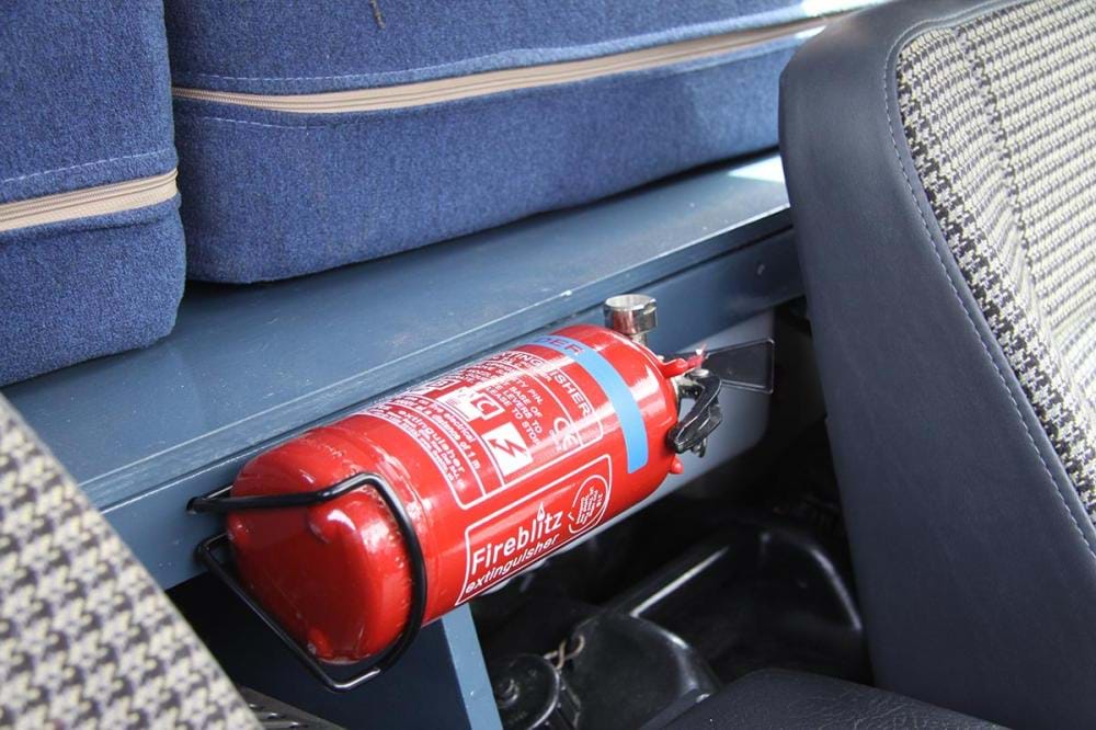       Lắp đặt bình chữa cháy trên ô tô đúng cách để kịp thời xử lý khi có cháy
