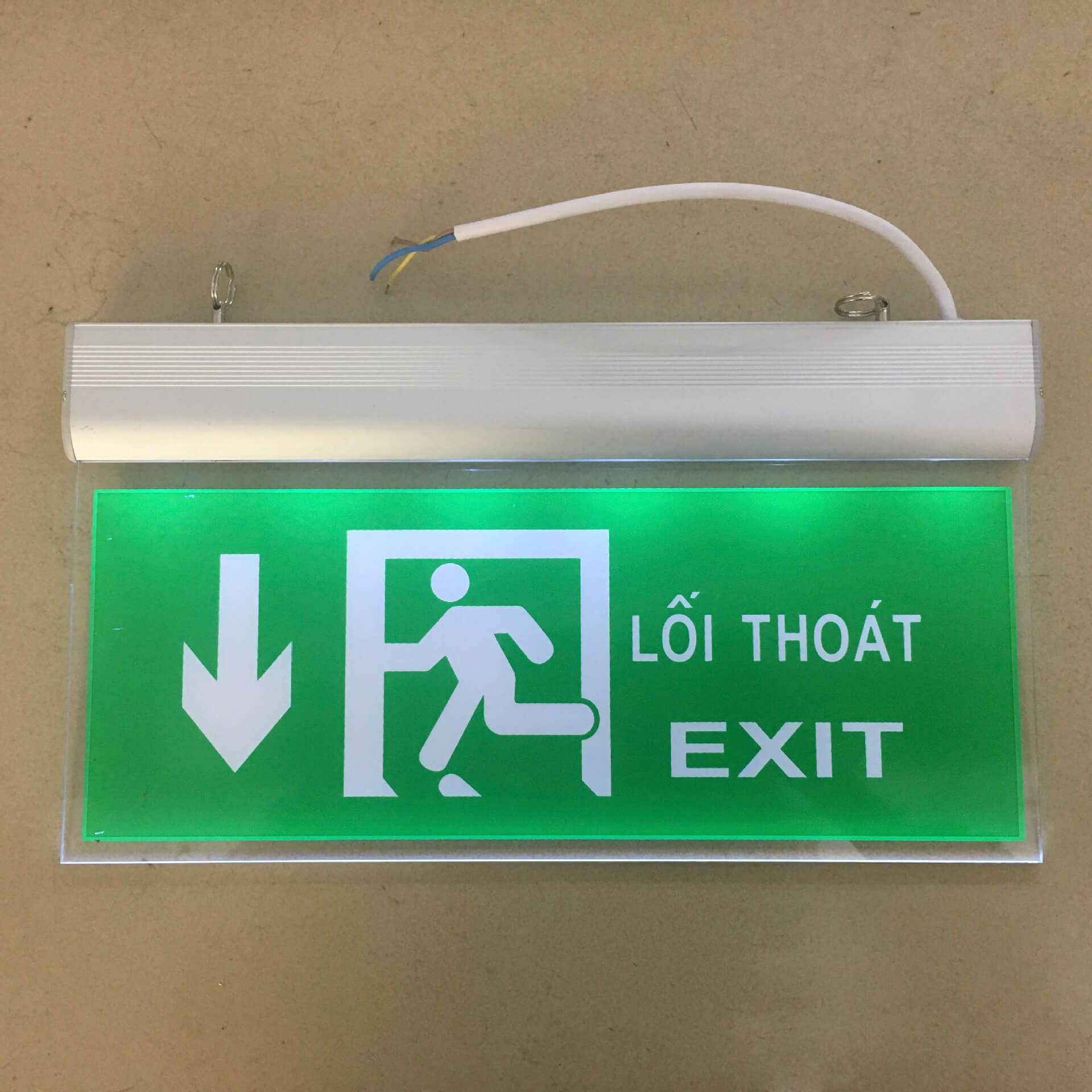 Phải lắp đặt đèn exit theo đúng quy định