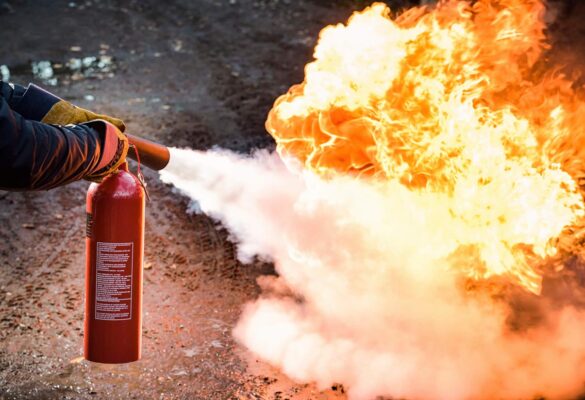 Bình chữa cháy là một thiết bị dùng để dập tắt đám cháy trực tiếp
